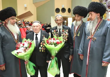 Hormatly Prezidentimiz 1941-1945-nji ýyllaryň uruş we zähmet weteranlaryna gymmat bahaly sowgatlary gowşurmagy tabşyrdy