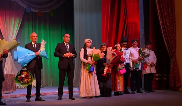 Mekdebimiziň talyplarynyň ýerine ýetirmeginde Anton Pawlowiç Çehowyň «Ýubileý» eseri Türkmenistanyň Mollanepes adyndaky Talyplar teatrynyň sahnasynda görkezildi. - 6